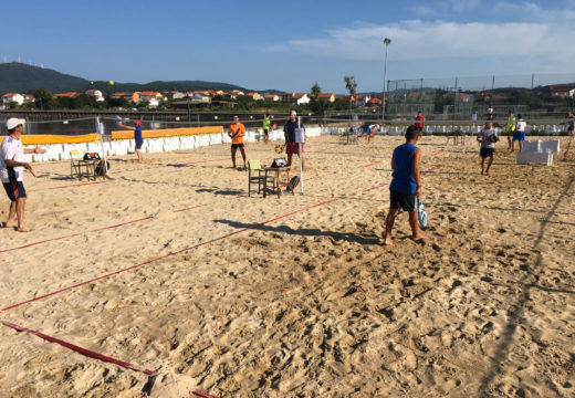 O primeiro torneo de tenis praia de Noia reúne a máis de corenta participantes